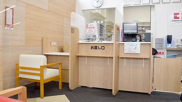 ココカラファイン薬局千里丘店の受付/カウンター