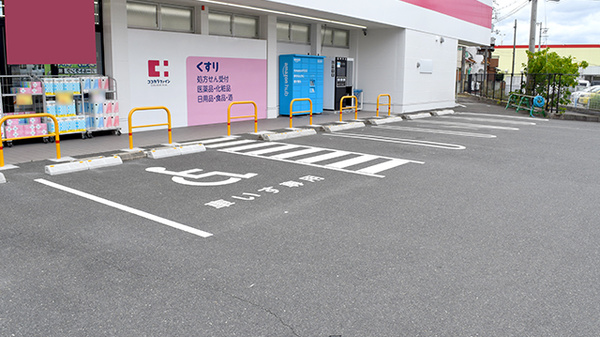 ココカラファイン薬局千里丘店の駐車場
