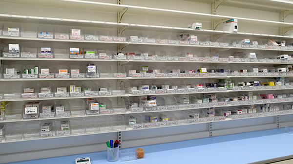 ココカラファイン薬局プラットモール長崎店の薬棚