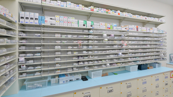 スギ薬局　御殿浜店の薬棚
