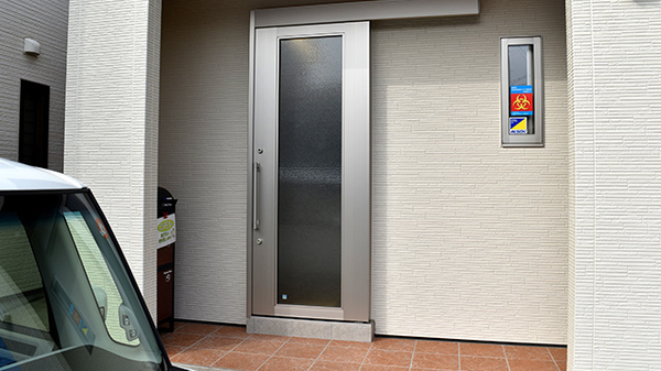 ヒコーキ薬局の入口