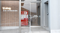 Ｖ・ｄｒｕｇ 岐阜大学病院前薬局の入口