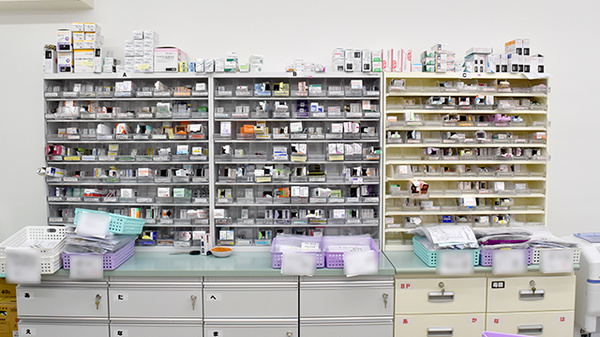 アルファ調剤薬局 元町店の薬棚