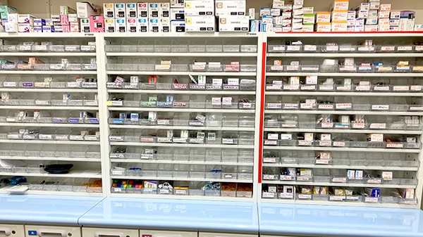 さくらの木薬局の薬棚