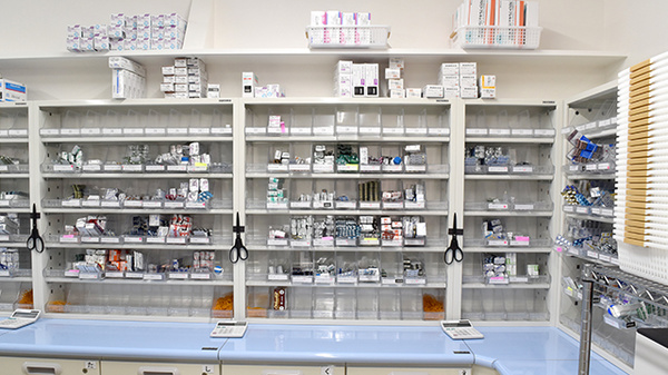 セレン薬局　青柳店の薬棚