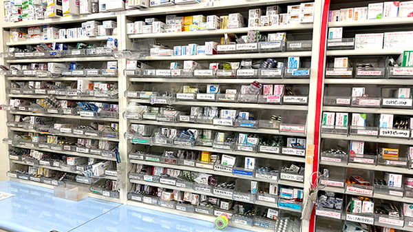 貴船薬局豊川店の薬棚