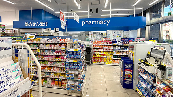 薬局トモズ反町店の入口