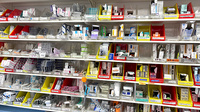 薬局トモズ反町店の薬棚