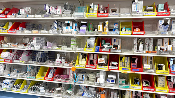薬局トモズ反町店の薬棚