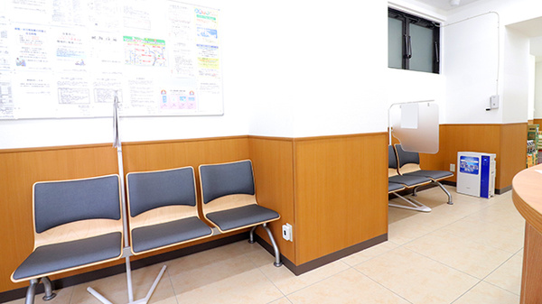 薬局くすりの福太郎　江戸川橋店の待合スペース