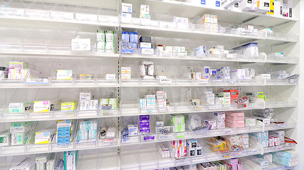 薬局くすりの福太郎　江戸川橋店の薬棚