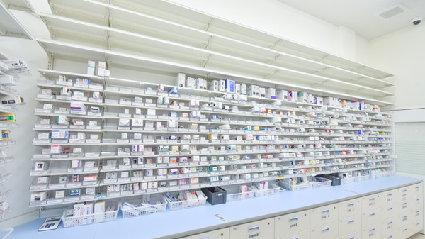 ウェルネス薬局古志原店の薬棚