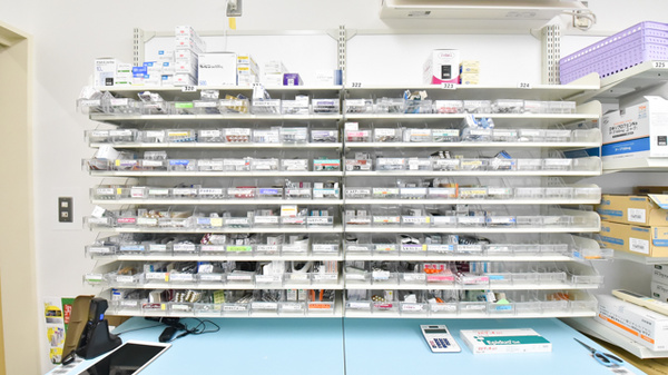 調剤薬局ツルハドラッグ帯広大通南24丁目店の薬棚