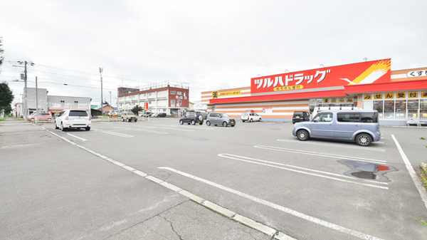 調剤薬局ツルハドラッグ帯広大通南24丁目店の駐車場