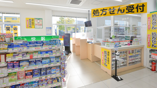 スギ薬局　かりがね店の入口