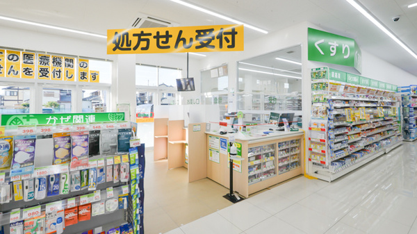 スギ薬局　小牧新町店の入口