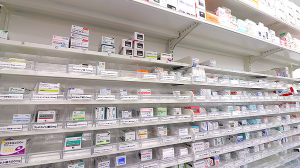 スギ薬局　南行徳店の薬棚