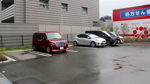 アカカベ薬局　新高店の駐車場