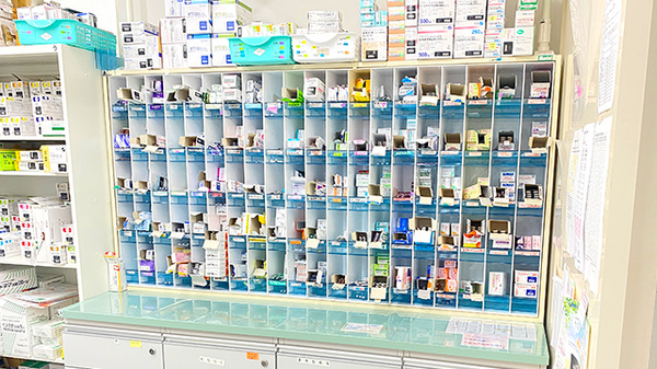 かがやき調剤薬局 与野駅前店の薬棚