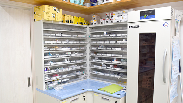 コスモス薬局中町店の薬棚