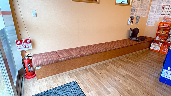 ファルコ薬局 桂駅東口店の待合スペース