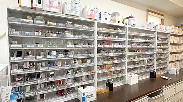 ファルコ薬局 桂駅東口店の薬棚