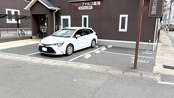 ファルコ薬局 桂駅東口店の駐車場
