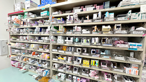 フタミ薬局五月店の薬棚