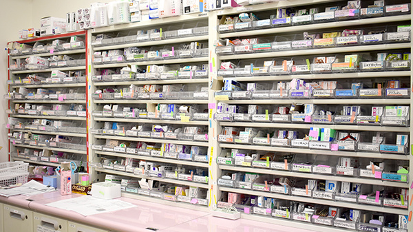 ふれあい通り出水調剤薬局の薬棚