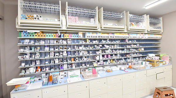 大賀薬局 小戸店の薬棚
