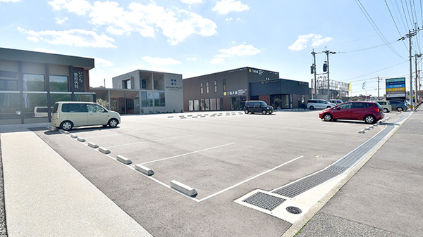 大賀薬局 小戸店の駐車場