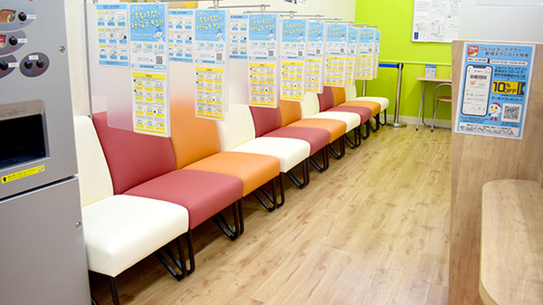 調剤薬局ツルハドラッグ秋田広面店の待合スペース