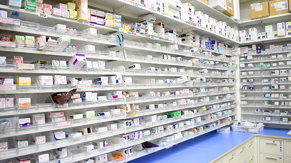 調剤薬局ツルハドラッグ秋田広面店の薬棚