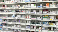 調剤薬局ツルハドラッグ黒石一番町店の薬棚