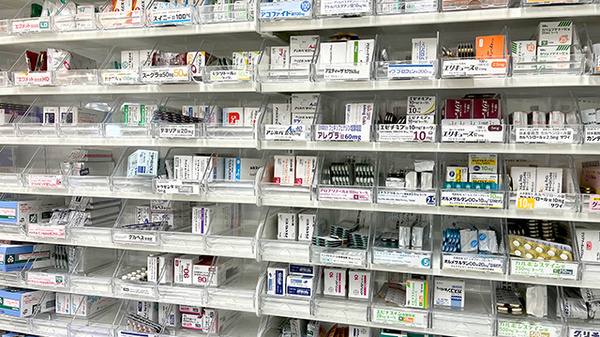 調剤薬局ツルハドラッグ黒石一番町店の薬棚