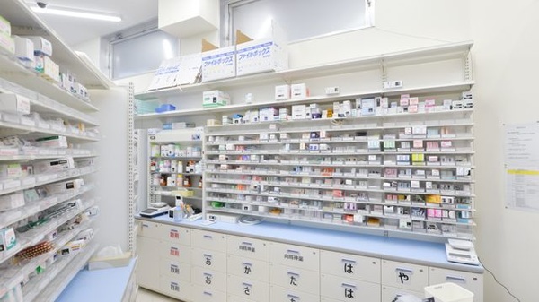 ウォンツ庚午薬局の薬棚