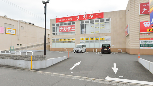 ウォンツ庚午薬局の駐車場