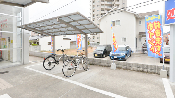 ウォンツ庚午薬局の駐輪場