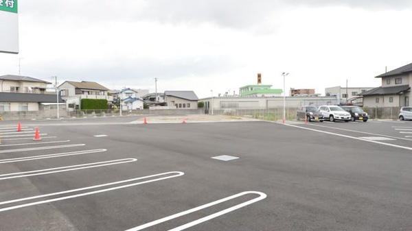 レデイ薬局　垣生店の駐車場