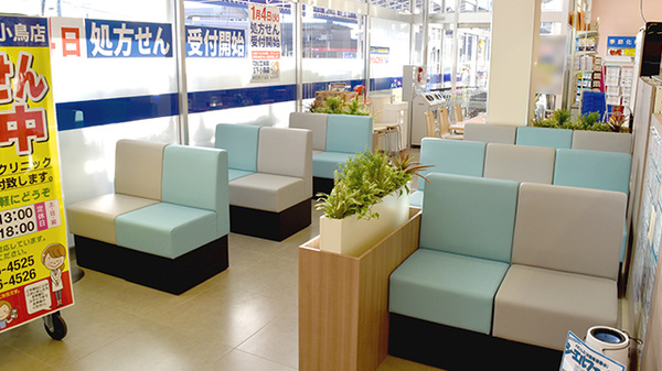マルエ薬局　高崎下小鳥店の待合スペース