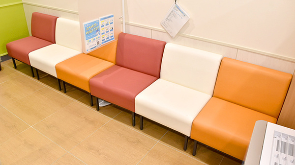 調剤薬局ツルハドラッグ旭川中央店の待合スペース