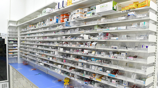 調剤薬局ツルハドラッグ旭川中央店の薬棚