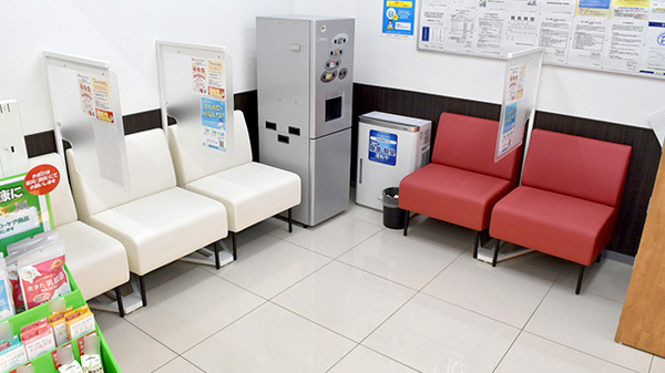 調剤薬局ツルハドラッグ忠和店の待合スペース