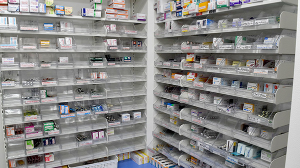 調剤薬局ツルハドラッグ忠和店の薬棚