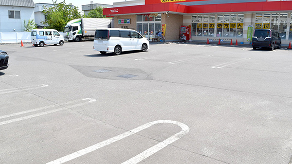調剤薬局ツルハドラッグ忠和店の駐車場