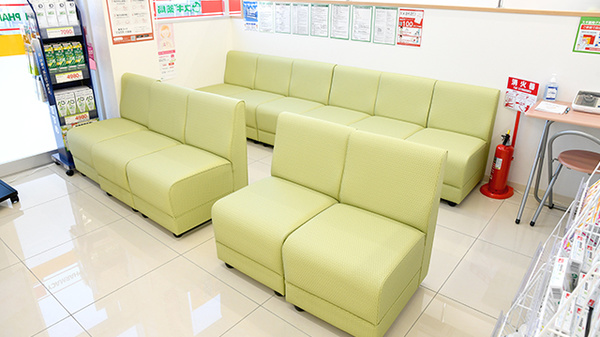 スギ薬局 小山若木店の待合スペース