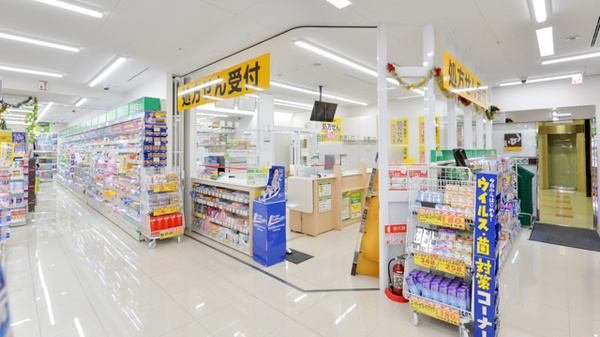 スギ薬局 本町二丁目店の入口