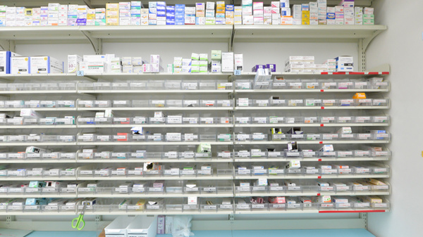 スギ薬局 本町二丁目店の薬棚