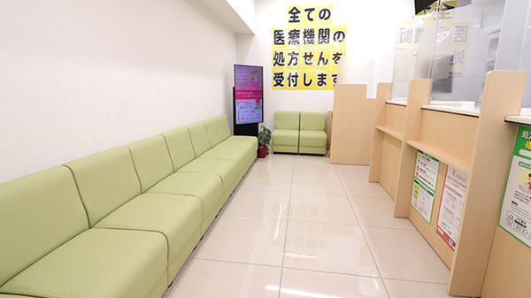 スギ薬局 葛西駅前店の待合スペース
