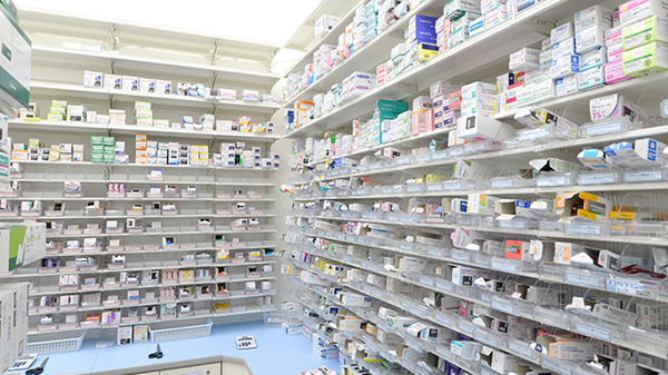 ウェルネス薬局八屋店の薬棚